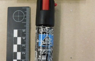 Paprika spray-vel fújt le egy férfit a féltékeny férj
