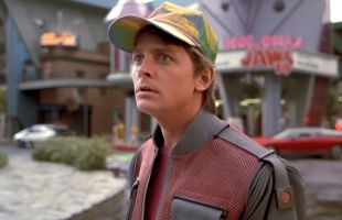 Szerdán érkezik Marty McFly