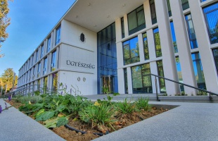 Nyereményjátékos csalásokhoz biztosítottak bankszámlát a pénzmosó vádlottak