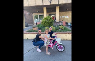 Egy társasház tárolójából lopták el egy kisgyermek biciklijét és rollerét