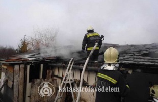 Leégett egy fatároló a Kaposrét soron