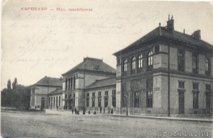 A vasúti palota méltóságos összhangja