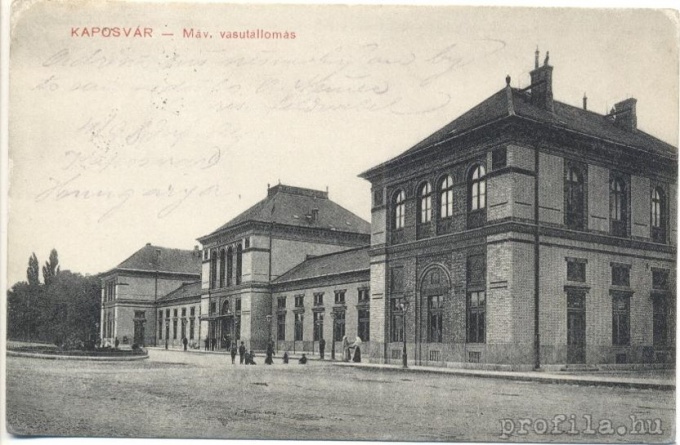 A vasúti palota méltóságos összhangja