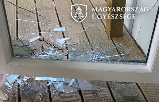 Meglopták, ezért kétszázezres forintos kárt okozott a dühöngő férfi