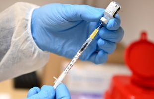 Engedélyezték a magyar hatóságok az AstraZeneca- és a Szputnyik V-vakcinát
