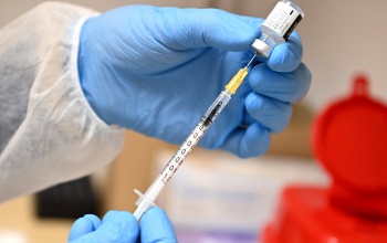 Engedélyezték a magyar hatóságok az AstraZeneca- és a Szputnyik V-vakcinát