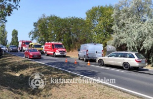 Négy autó tört össze egy ráfutásos balesetben Siófoknál