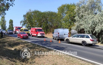 Négy autó tört össze egy ráfutásos balesetben Siófoknál