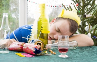Vészhelyzet a karácsonyfa alatt: alkoholmérgezéstől a lábtörésig