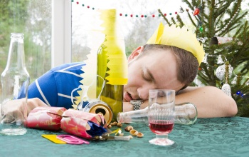 Vészhelyzet a karácsonyfa alatt: alkoholmérgezéstől a lábtörésig