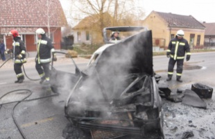 Teljesen kiégett egy autó Lepsényben