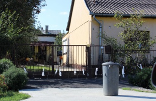 Határzárat épített az idős hölgy az Egyenesi úton