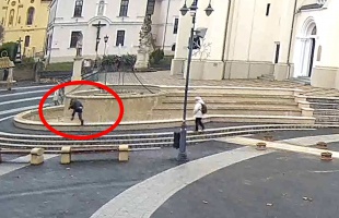 Elhasalt az ünnepi fényekben egy férfi a Kossuth téren - videó