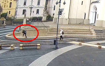 Elhasalt az ünnepi fényekben egy férfi a Kossuth téren - videó