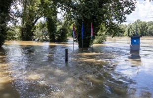 A gátakat megerősítve várják a Dráva tetőzését Drávaszabolcs térségében