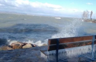 Jeges csodákat épített a viharos szél a Balaton partján