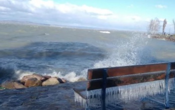 Jeges csodákat épített a viharos szél a Balaton partján