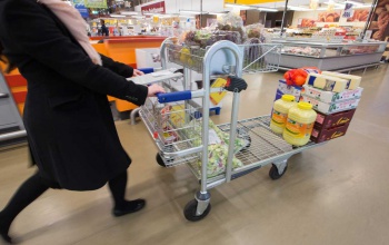 Rosszabb árut visznek a szlovák boltokba a multik, mint Ausztriába