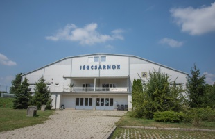 Húsz éve tették le a jégcsarnok alapkövét