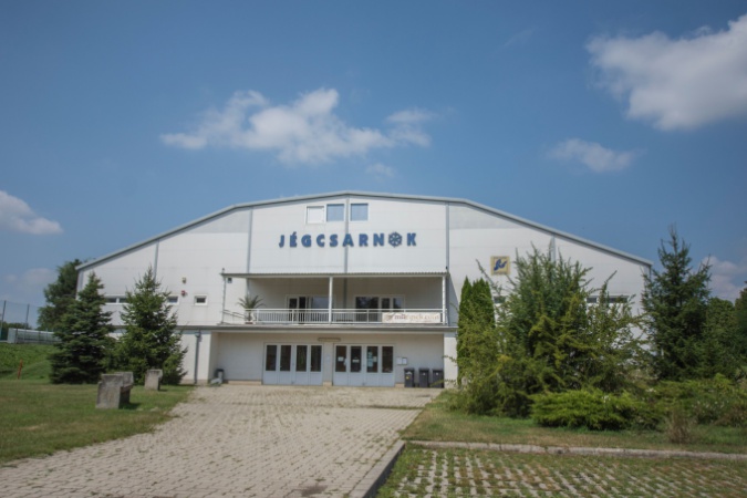 Húsz éve tették le a jégcsarnok alapkövét