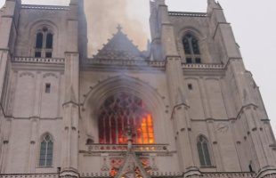 A Notre-Dame után most a nantes-i katedrális ég
