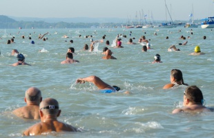 Elhalasztják a hétvégi Balaton-átúszást