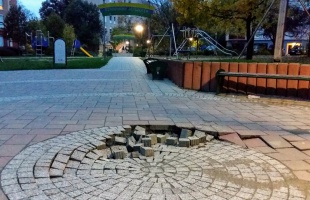 Beomlott a térkő a Szivárvány játszótérnél