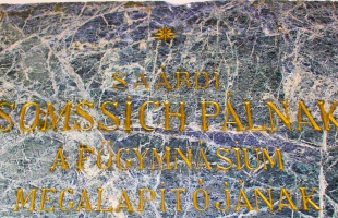 Emléktábla a pincéből