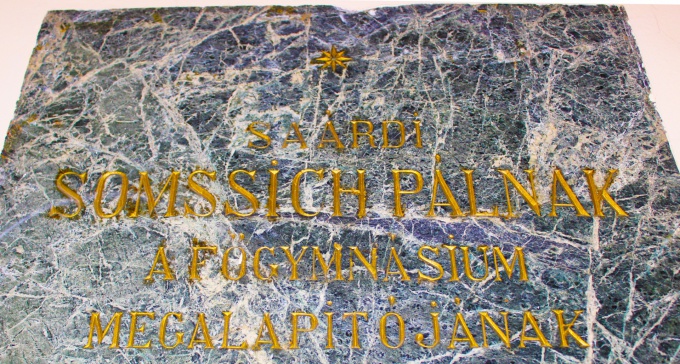 Emléktábla a pincéből