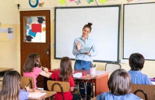 Évi 1 millió forintot kapnak a tanárok otthontámogatásként