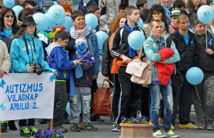 Autizmus világnapja: Magyarországon minden századik gyermek autizmussal él