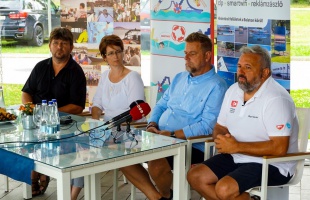Válaszd a mentőgyűrűvel felszerelt vízibiciklit!
