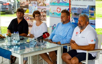 Válaszd a mentőgyűrűvel felszerelt vízibiciklit!