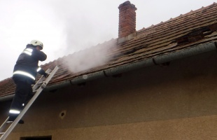 Tűz ütött ki egy lakóház padlásán