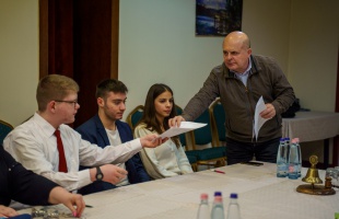 Jelentős összeggel támogatja a kaposvári Rotary Club a hátrányos helyzetű diákokat