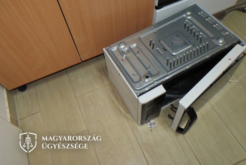 A képen a fiú által megrongált háztartási gép látható