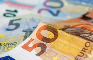Több százezer euróval károsította meg volt élettársát