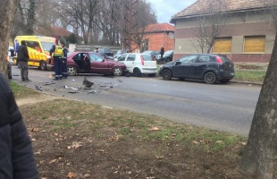 Három autó koccant a Pécsi utcában