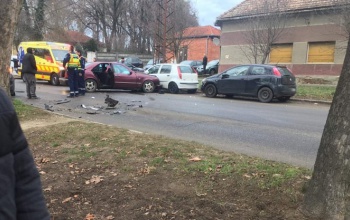 Három autó koccant a Pécsi utcában
