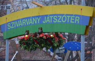Adventi gyertya gyúlt a Szivárvány játszótéren