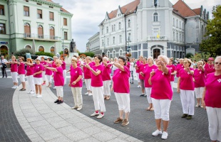 Az Alzheimer kór világnapja alkalmából jártak örömtáncot a Kossuth téren