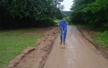 Hétfő este óta takarítják a desedai kerékpárutat