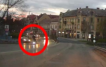 Két utas, egy roller, nuku bukósisak