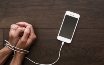 Témánál vagyunk: A függőségek árnyékában - hol húzzuk meg a határt?