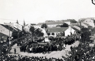 Hajdanán Nagyatádi Szabó István szobra állt a Petőfi-szobor helyén