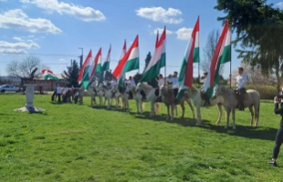 Március 15-höz méltó felvonulással tisztelgett a hősök előtt a Kassai kánság