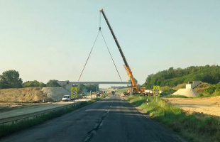 Az átkötőket rakják Vadépusztánál a hídpillérekre