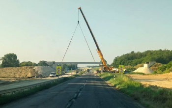 Az átkötőket rakják Vadépusztánál a hídpillérekre