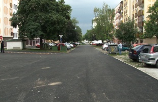 Körbeaszfaltozták a Kanizsai utcai tömbbelsőt