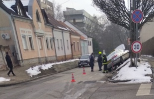 Újabb baleset a Damjanich-Virág kereszteződésében